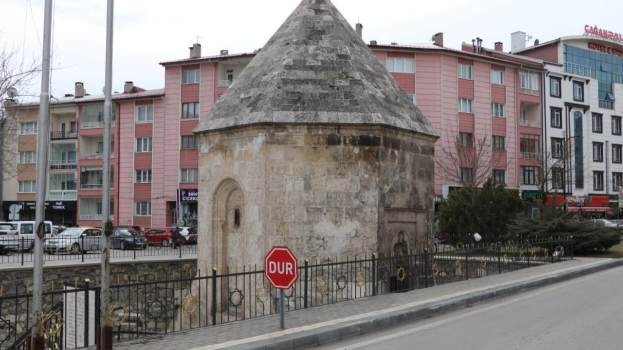Yolun ortasında gizli kalmış tarihi türbe: İnsanlar fark etmeden yanından geçiyor