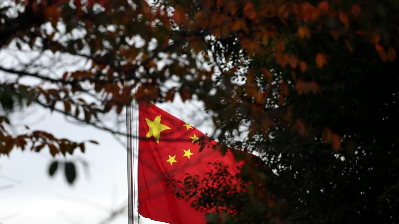 'Ben askerim' dedi, Çin büyükelçiliğini bastı