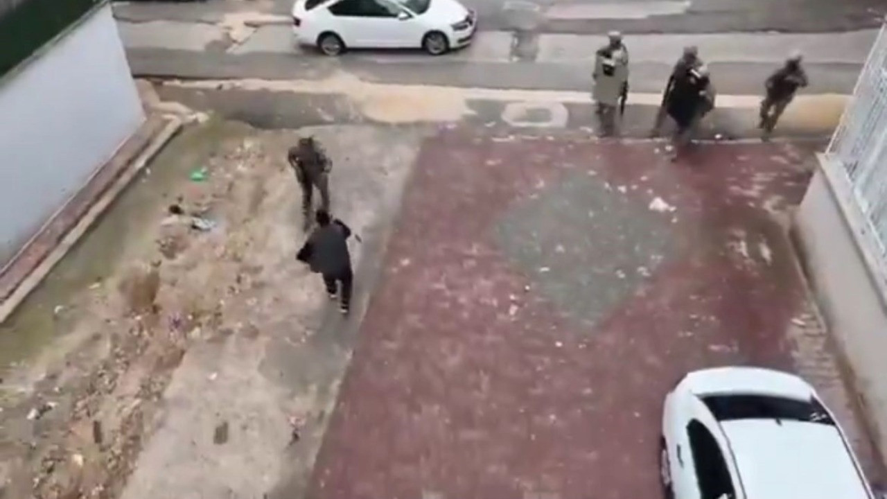 Firari hükümlü, polisi tabanca ile tehdit etti