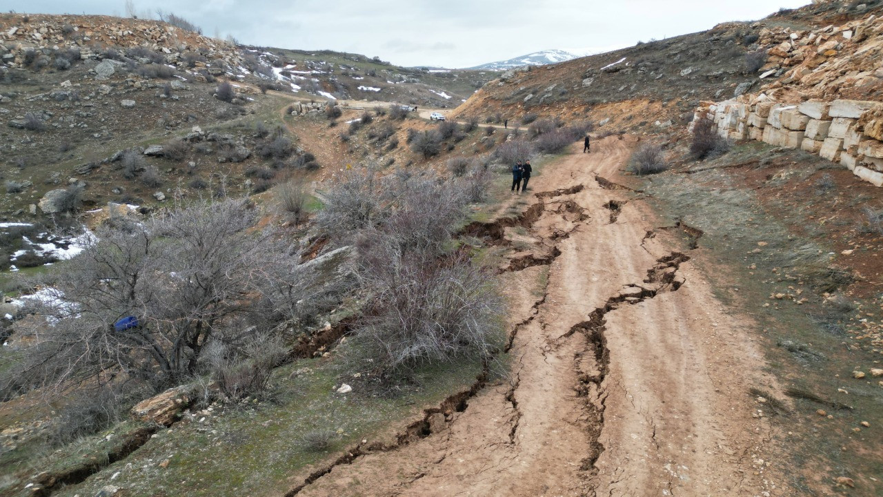 Heyelan nedeniyle köy çöktü