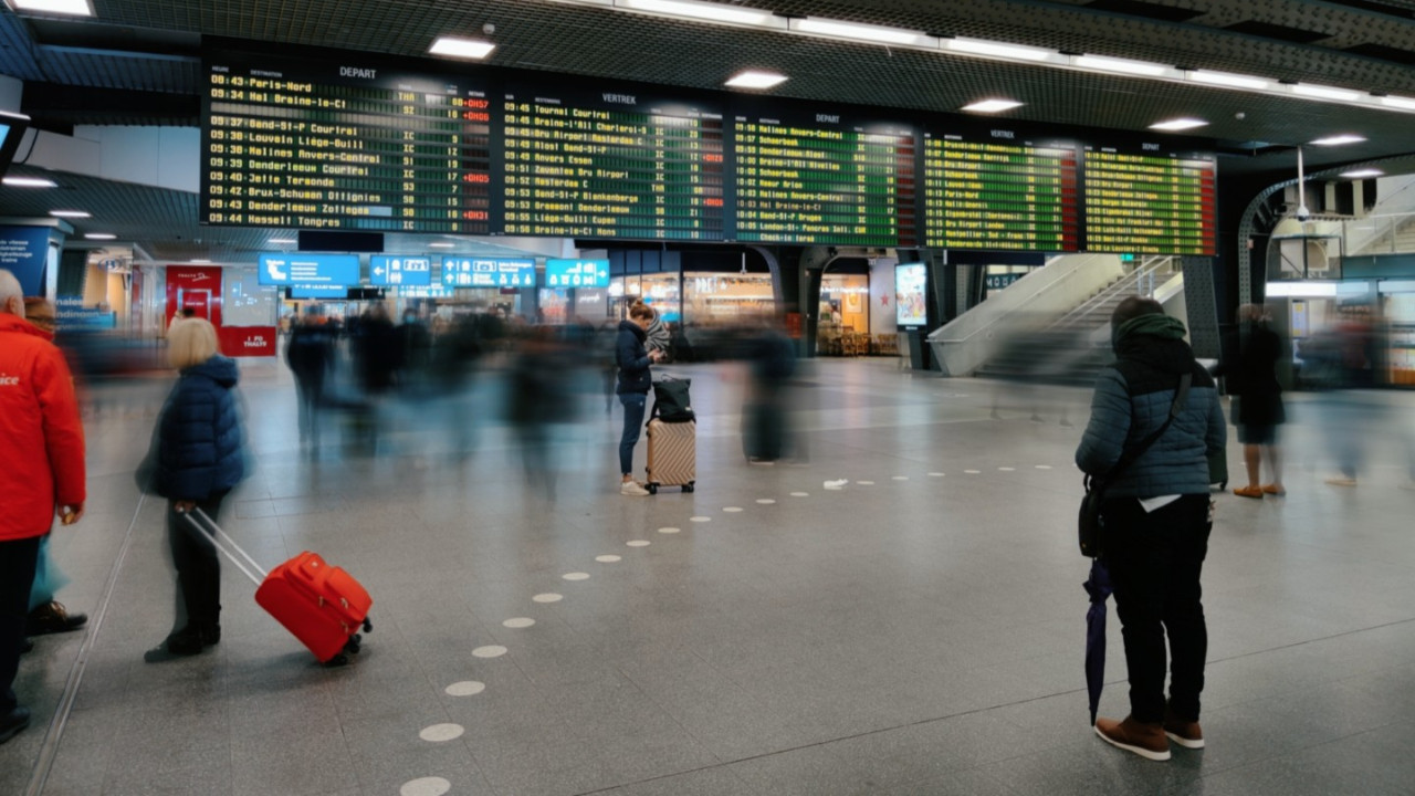 Hızlı tren hattında kaos: 300 sefer iptal edildi