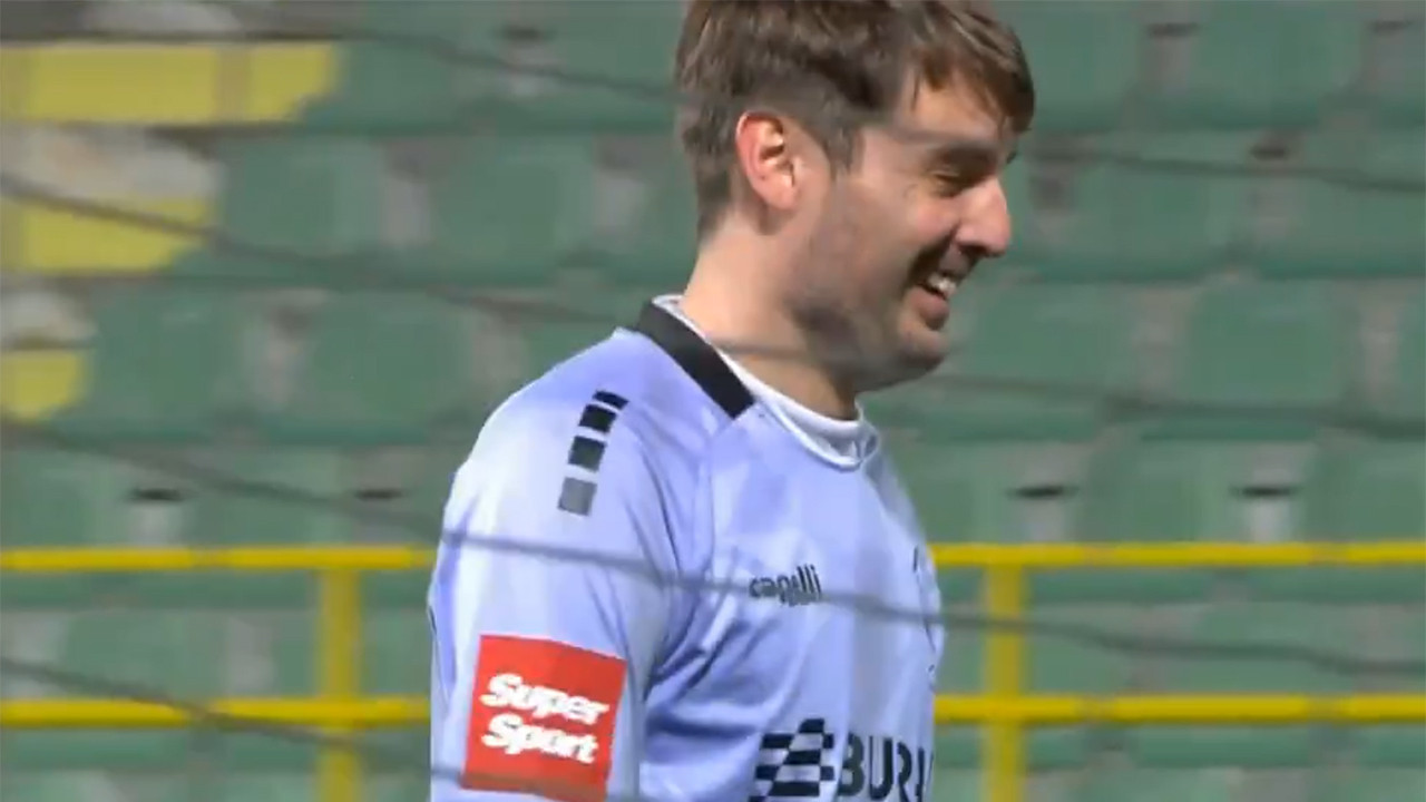 Kaleci bile yediği gole güldü: Zemin maçın kaderiyle oynadı!