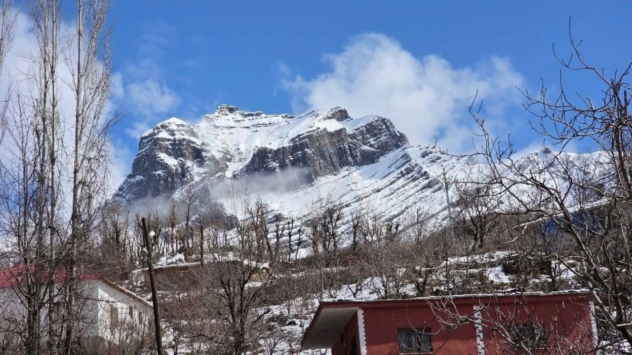Kar kütleleri şelale gibi aktı