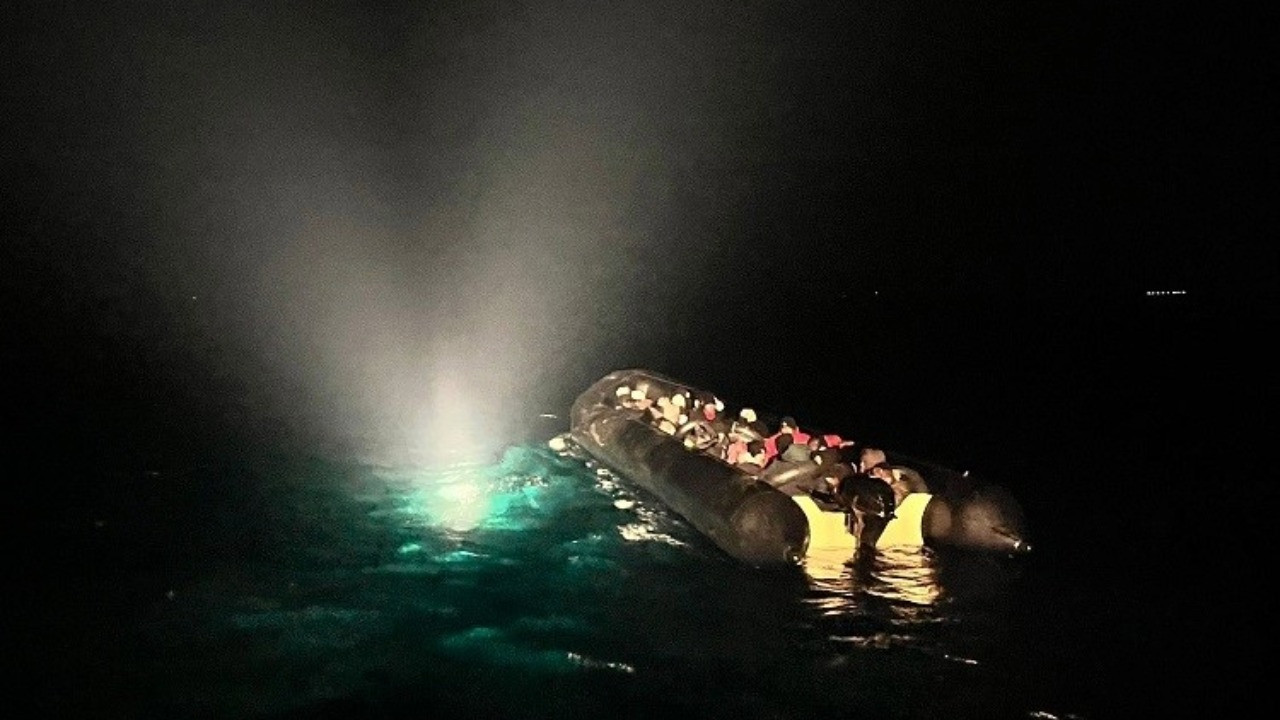 Lastik botta 29 göçmen yakalandı