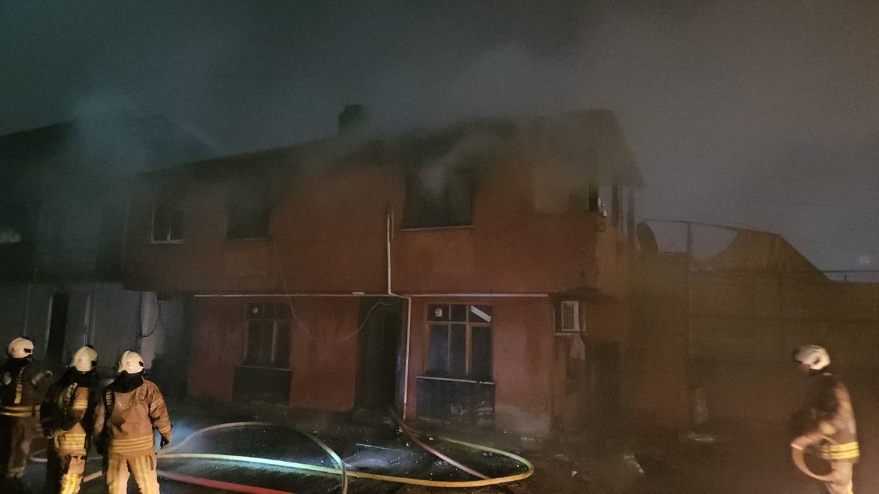 Mahallede panik anları: Önce trafo sonra depo yandı