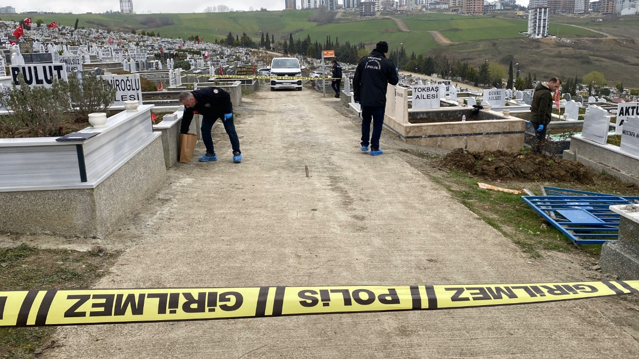 Mezarlıkta defin sırasında husumetlisini tabancayla yaraladı