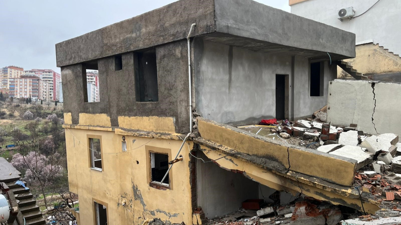 Yağışa dayanamayan bina bir anda çöktü