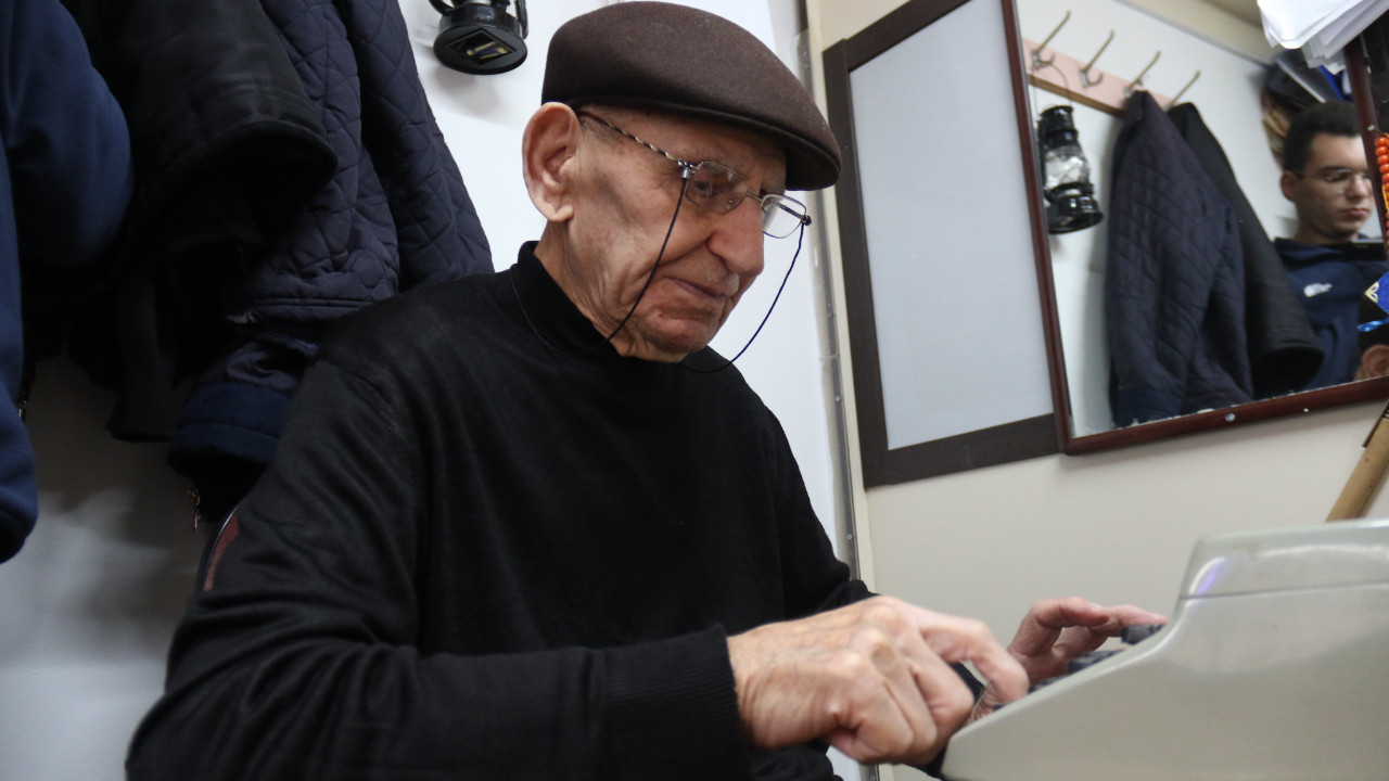 93 yaşındaki arzuhalci içini döktü: “En çok boşanma dilekçesi yazarken üzülüyorum”