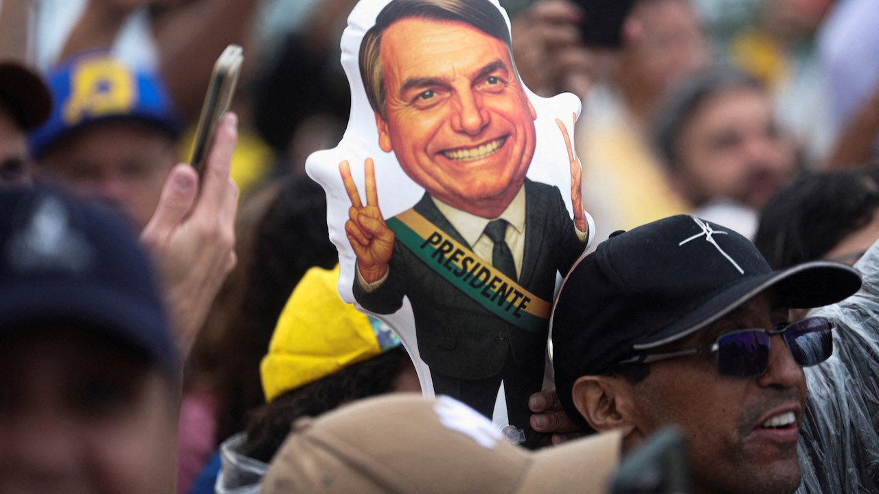 Eski devlet başkanının hapis cezası ev hapsine çevrildi.