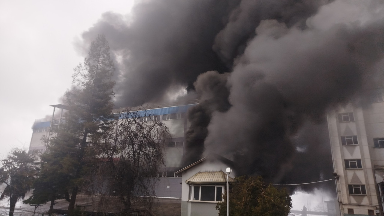 Fındık fabrikası yanıyor