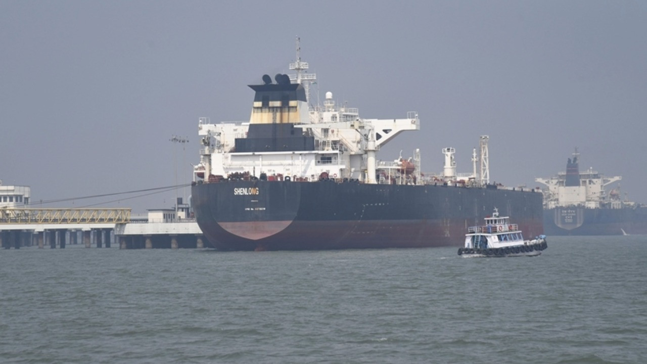 Hürmüz'de esaret! 2 bin gemi ve 20 bin denizci mahsur kaldı