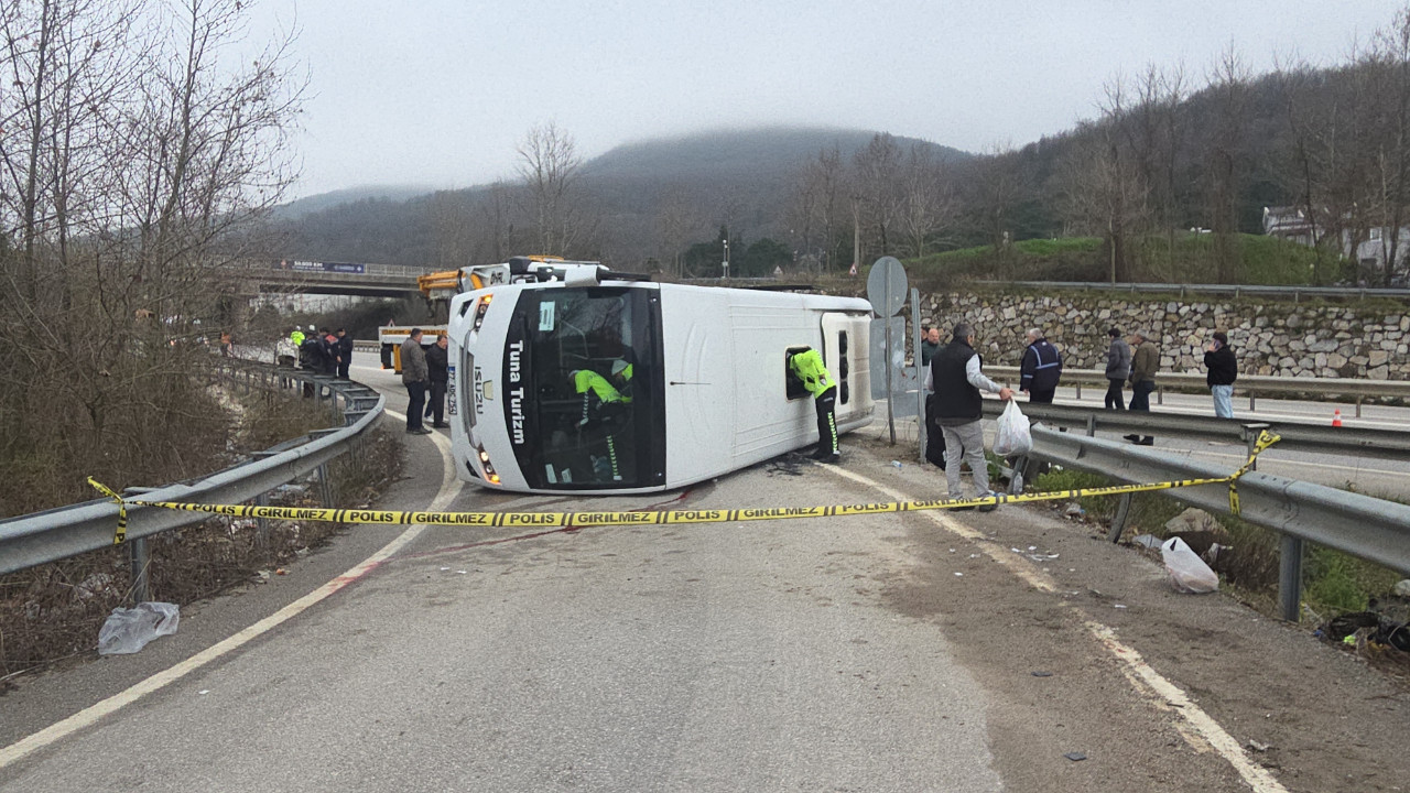 İşçi servisi devrildi: Ölü ve yaralılar var