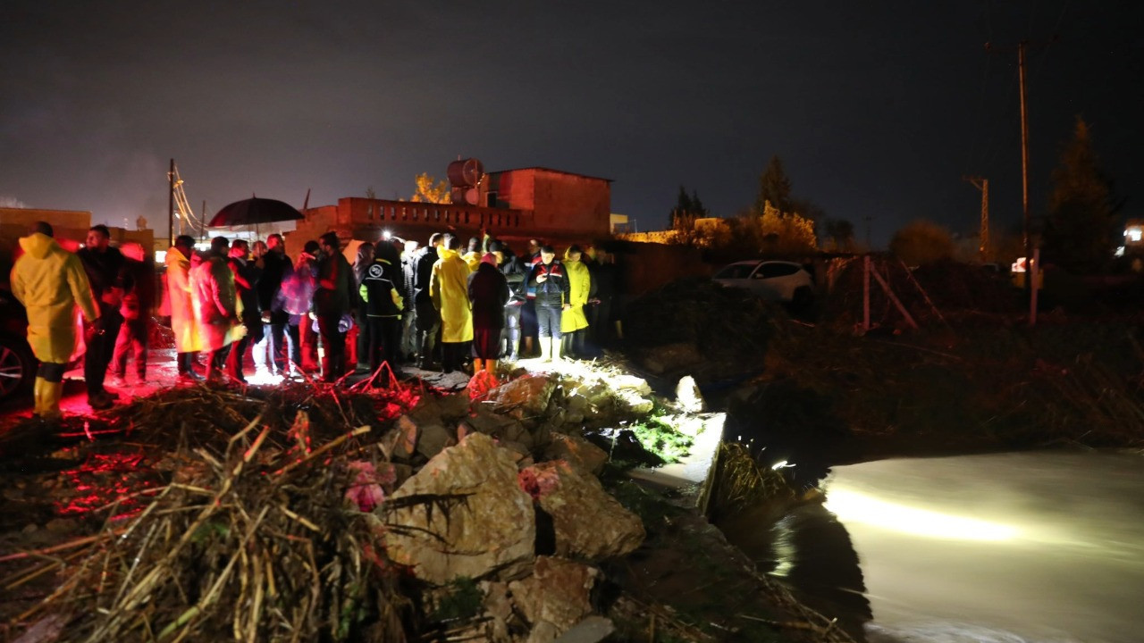 10 kişilik aile su baskınında mahsur kaldı