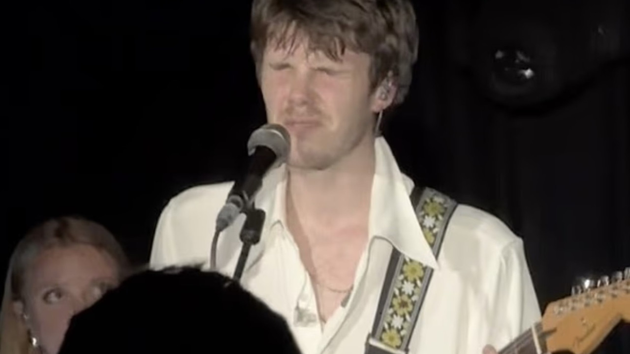 Beckhamlarda kriz sürerken abisiyle küs şarkıcı sahnede gözyaşlarını tutamadı