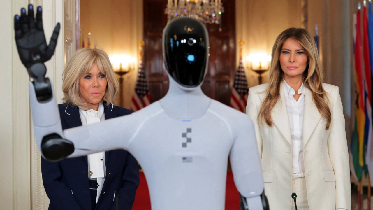 First Lady'lerin zirvesine robot konuk
