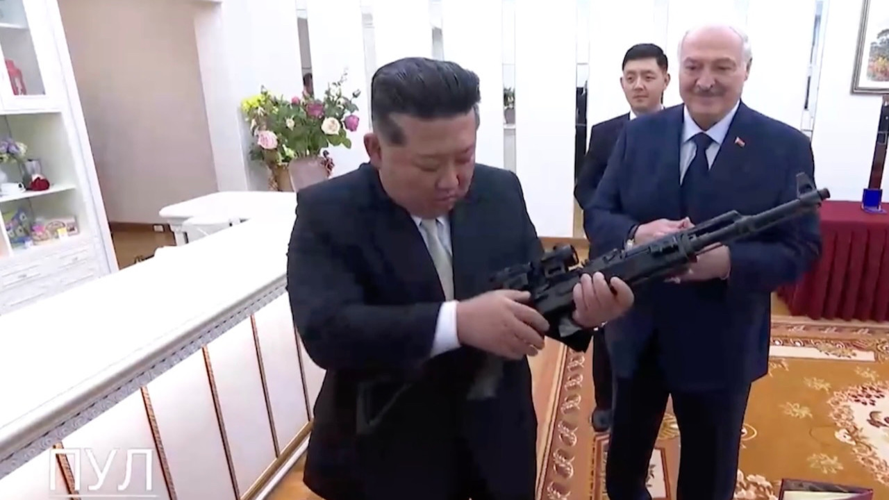 Kim Jong-un'a Belarus liderinden hediye tüfek