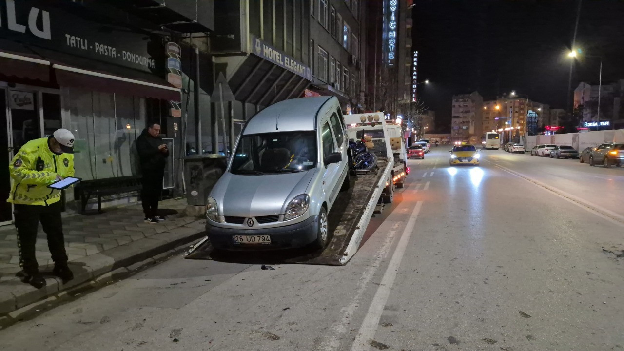 Motosikletle hafif ticari araç çarpıştı: 3 yaralı