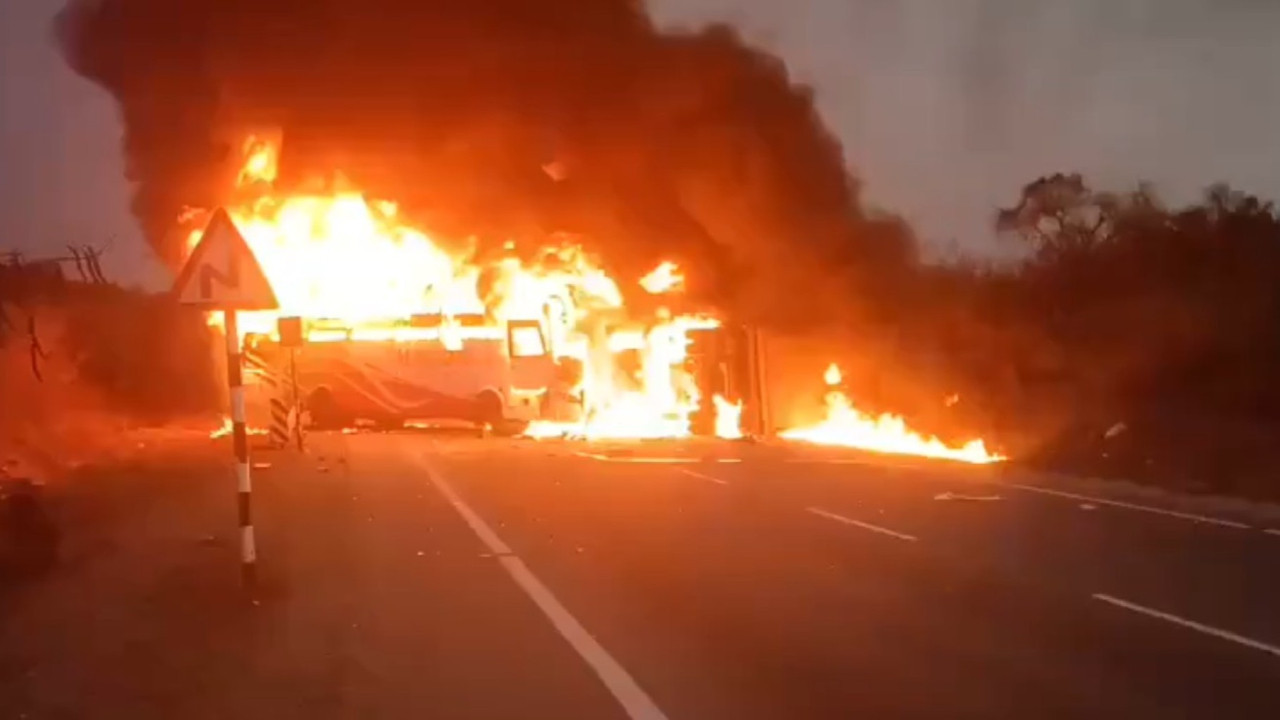 Otobüsle kamyon çarpıştı: 13 ölü, 20 yaralı