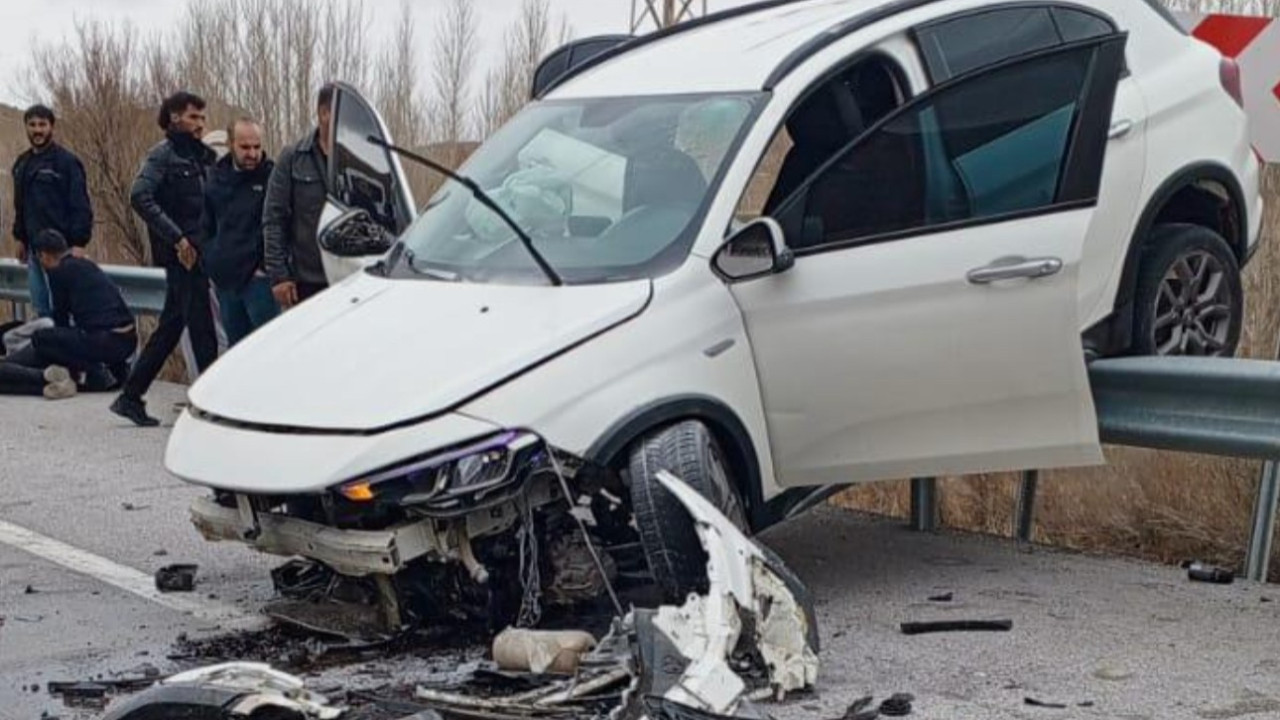 Otomobil bariyerde asılı kaldı