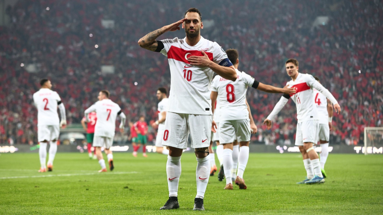 Rumenlerden Hakan Çalhanoğlu için iğrenç haber: Türkiye maçı öncesi tutuştular