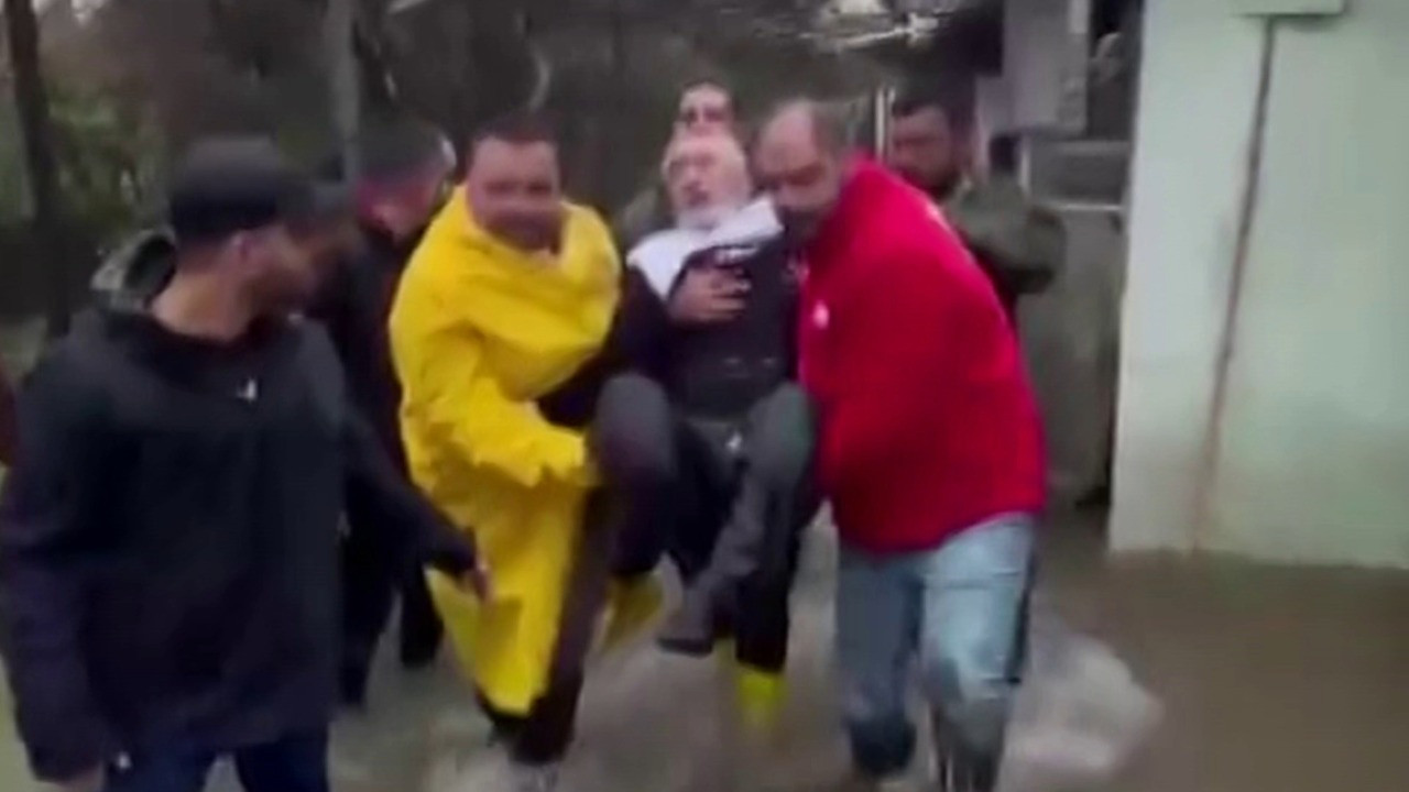 Suların yükseldiği evinde mahsur kaldı