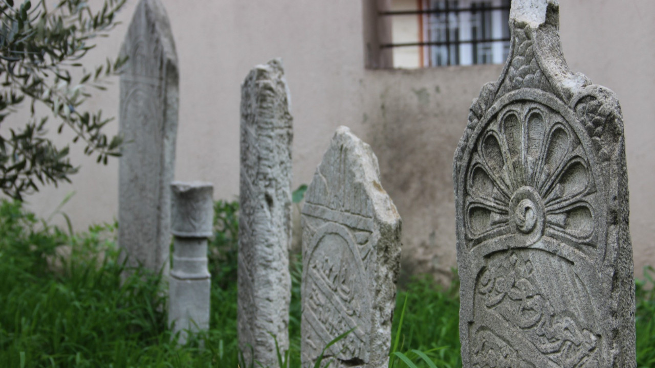 Tarihi hazireye saldırı: Mezar taşları tahrip edildi