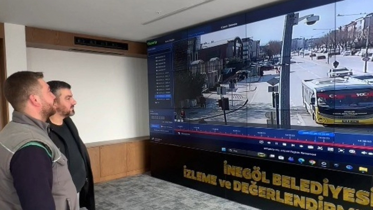 Yolda bulduğu parayı sahibine teslim etti