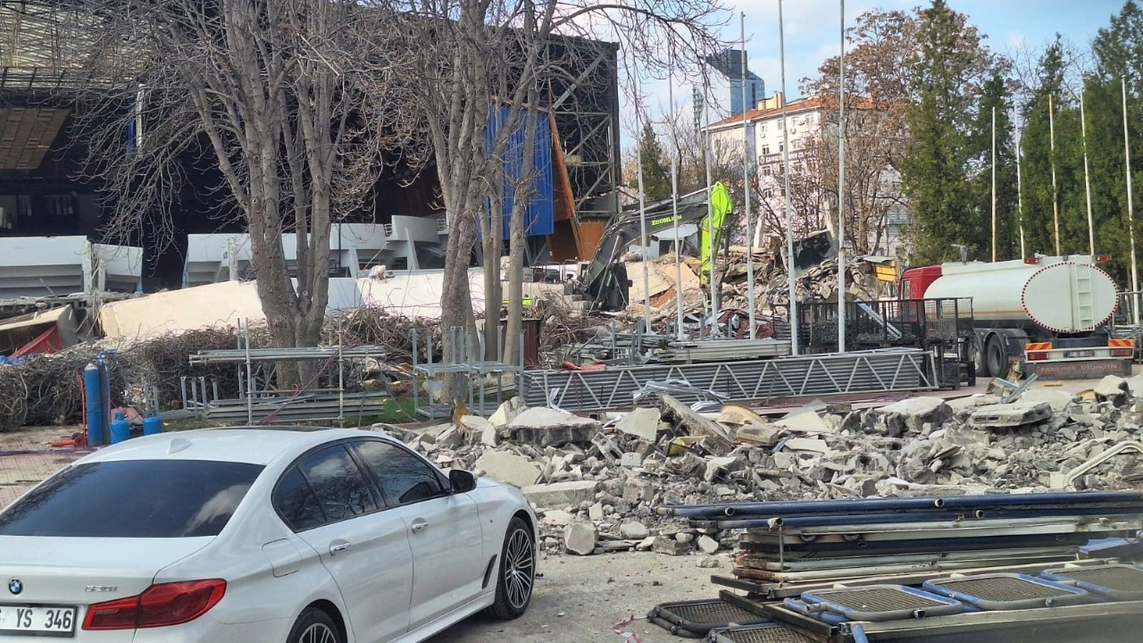 Ankara'da spor salonunun kontrollü yıkımı sırasında duvar çöktü