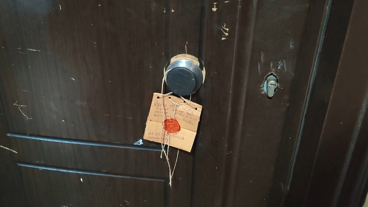 Ayaklarını bağladığı kadını döverek öldürdü