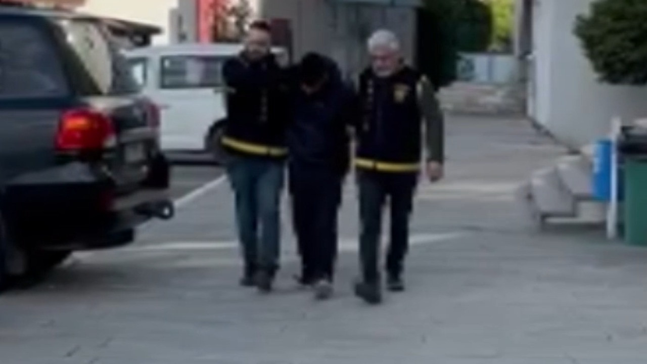 Balkondan girdi, laptop çaldı: Yakalandı