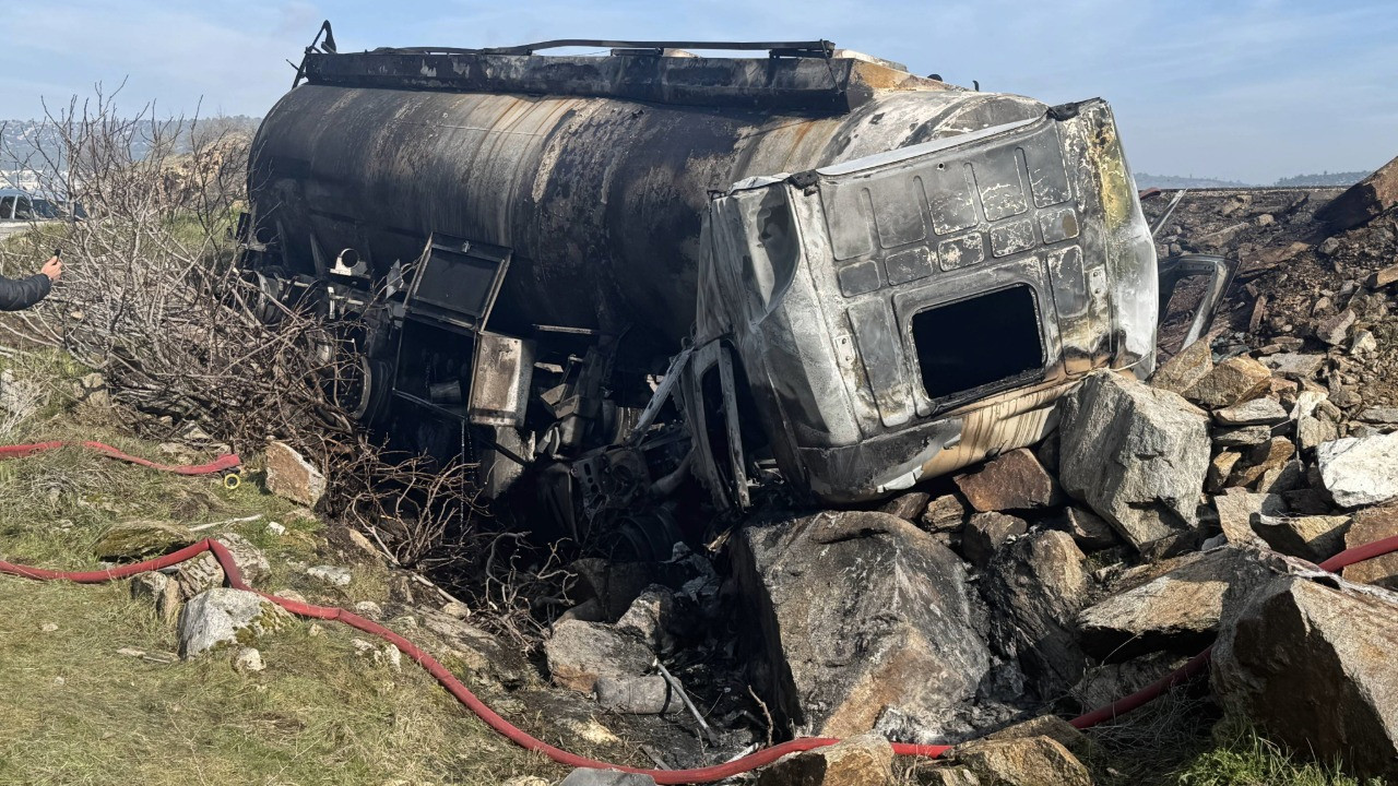 Devrilen tankerin sürücüsü yanarak hayatını kaybetti