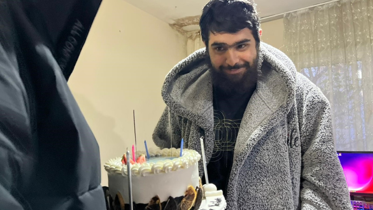 Evden çıkmayan telefon bağımlısı Barış’a sürpriz parti: “Her şey aynı”