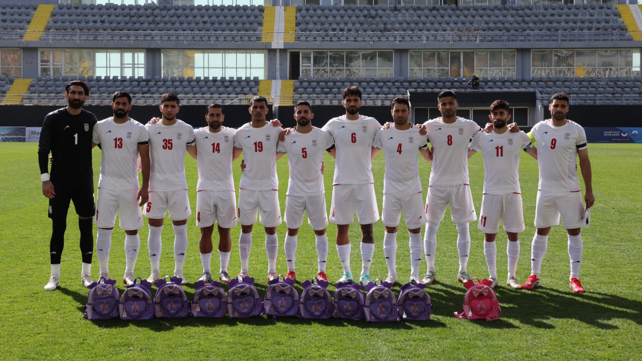İranlı futbolculardan, Antalya'da sıra dışı protesto: Okul çantasıyla çıktılar