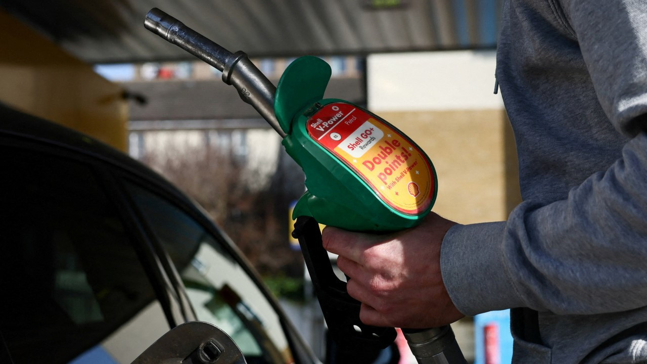 Ucuz benzin için ülke değiştiriyorlar