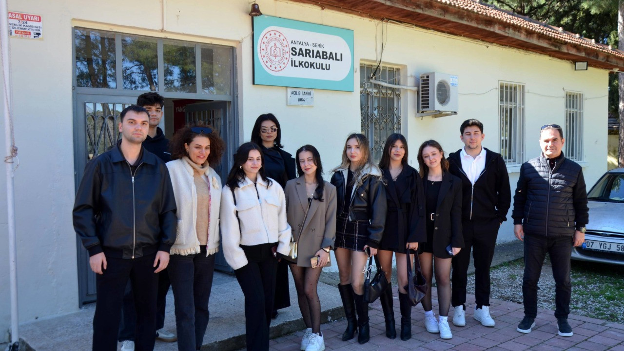 Üniversiteliler kolları sıvadı, ilkokula koştu