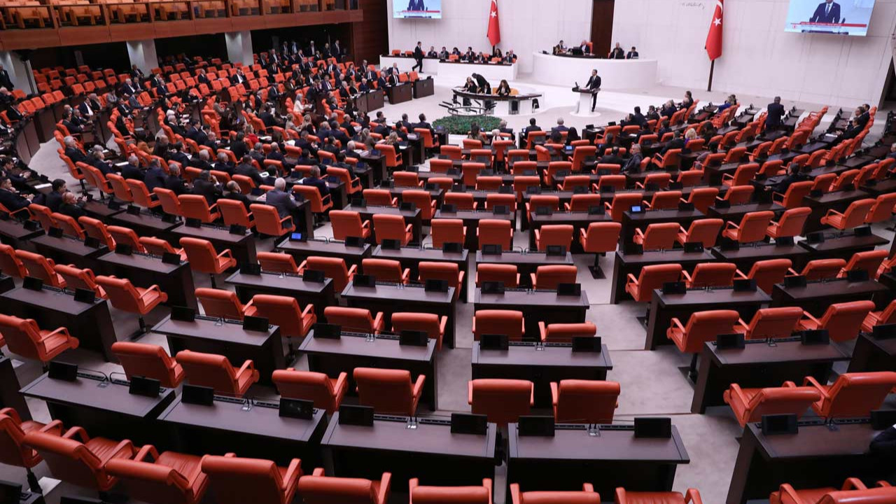 AKP’li vekillere devamsızlık sitemi