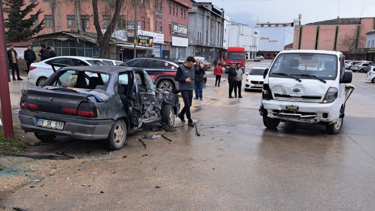 Bursa'da kamyonet ile otomobil çarpıştı: 9 yaralı