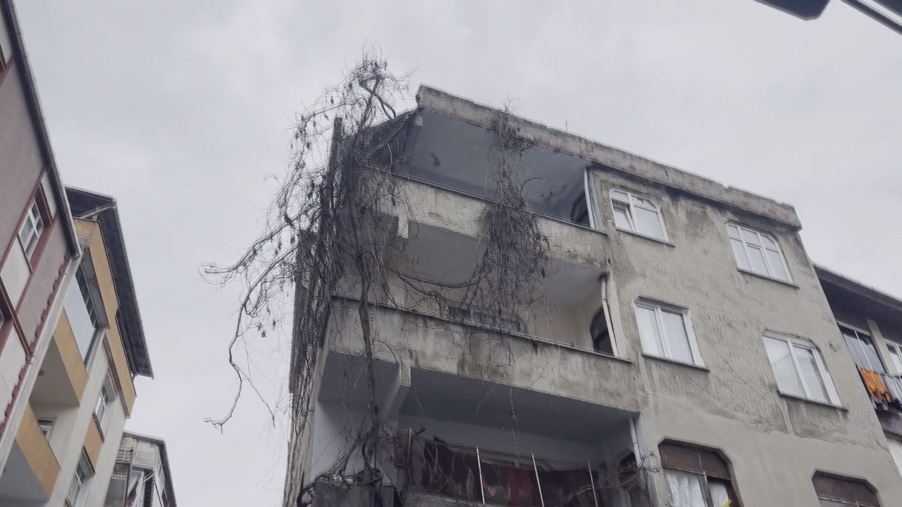 Faciadan dönüldü: Çöken çatı yola döküldü