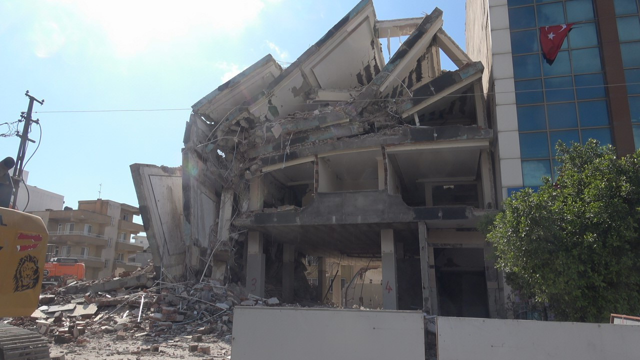 Hasarlı bina iş makinesinin 'dokunuşuyla' çöktü