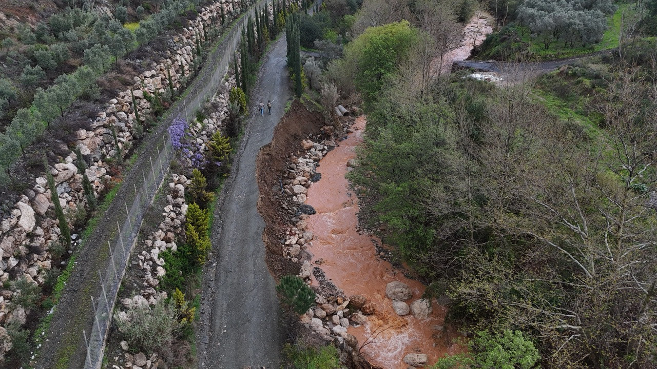 Hatay’da sağanak alarmı: Artan dere debisi köprüyü yıktı, yol çöktü