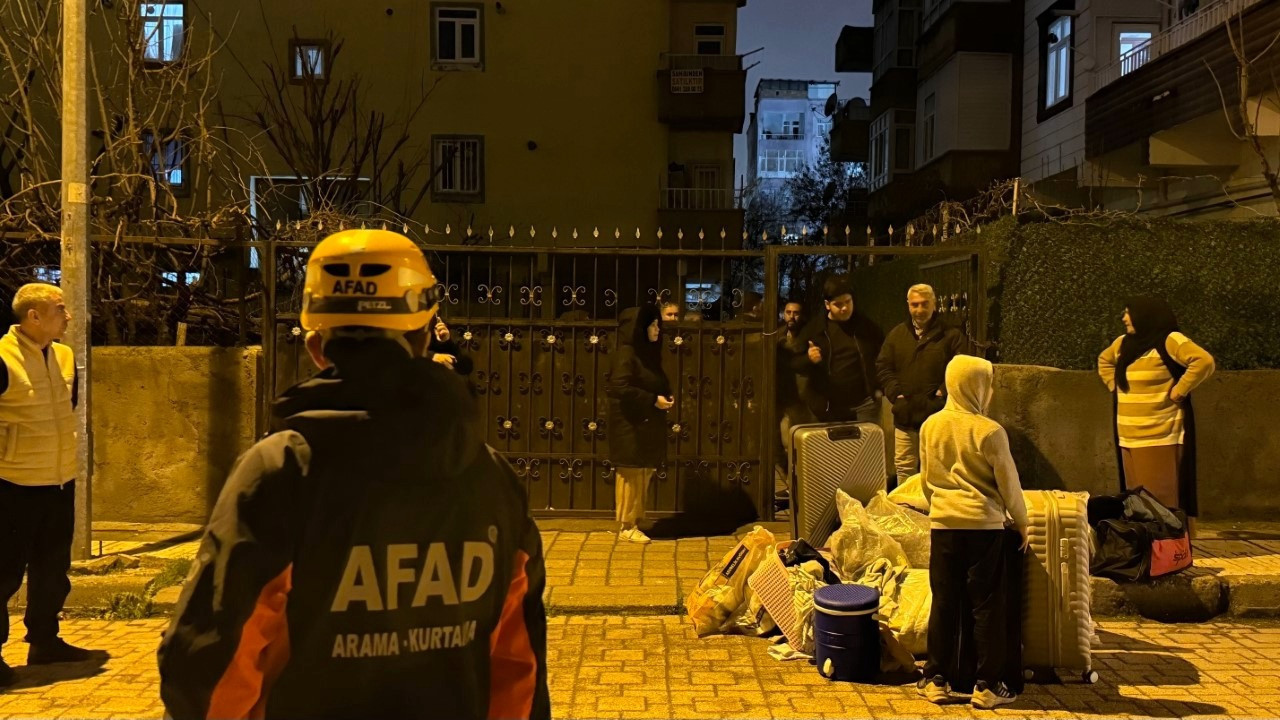 Kolonlardan çatlama sesi gelen bina boşaltıldı, 51 vatandaş tahliye edildi