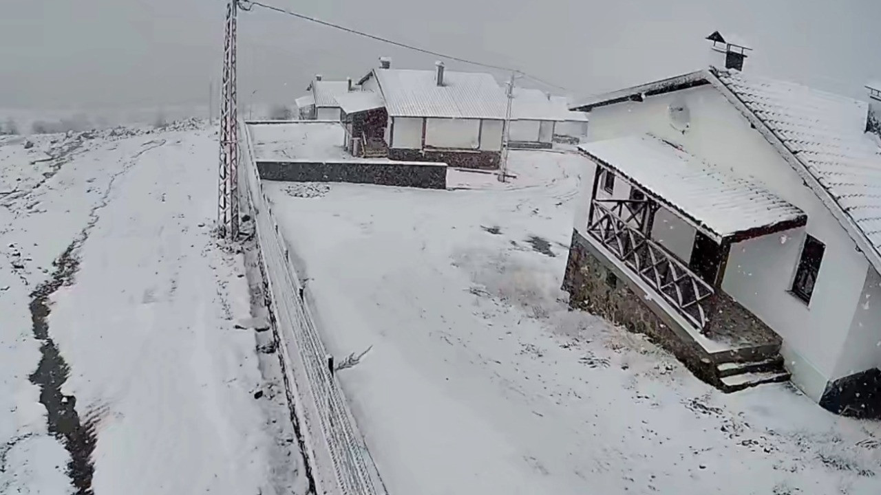 Ankara'nın yüksek kesimlerine kar yağdı