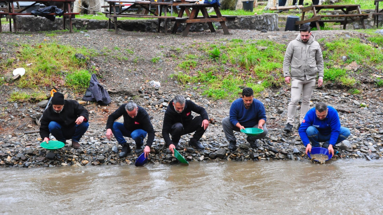 Eline kap kacak alan dereye koştu: Hemen hepsi altın buldu