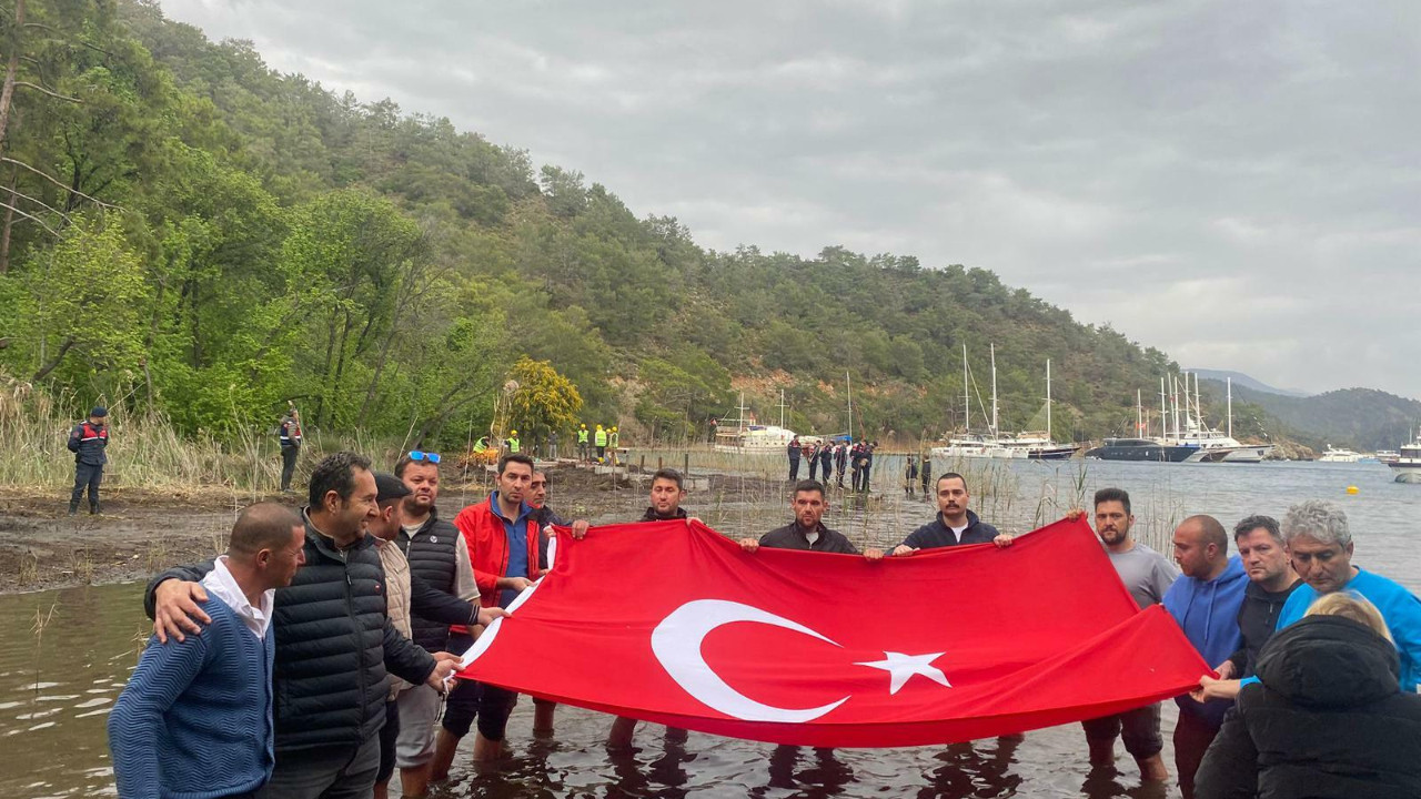Göcek'te koy nöbeti: Jandarma izin vermedi, vatandaş suya girdi