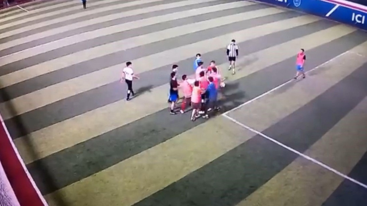 Güya stres atacaklardı: Halı saha boks ringine döndü