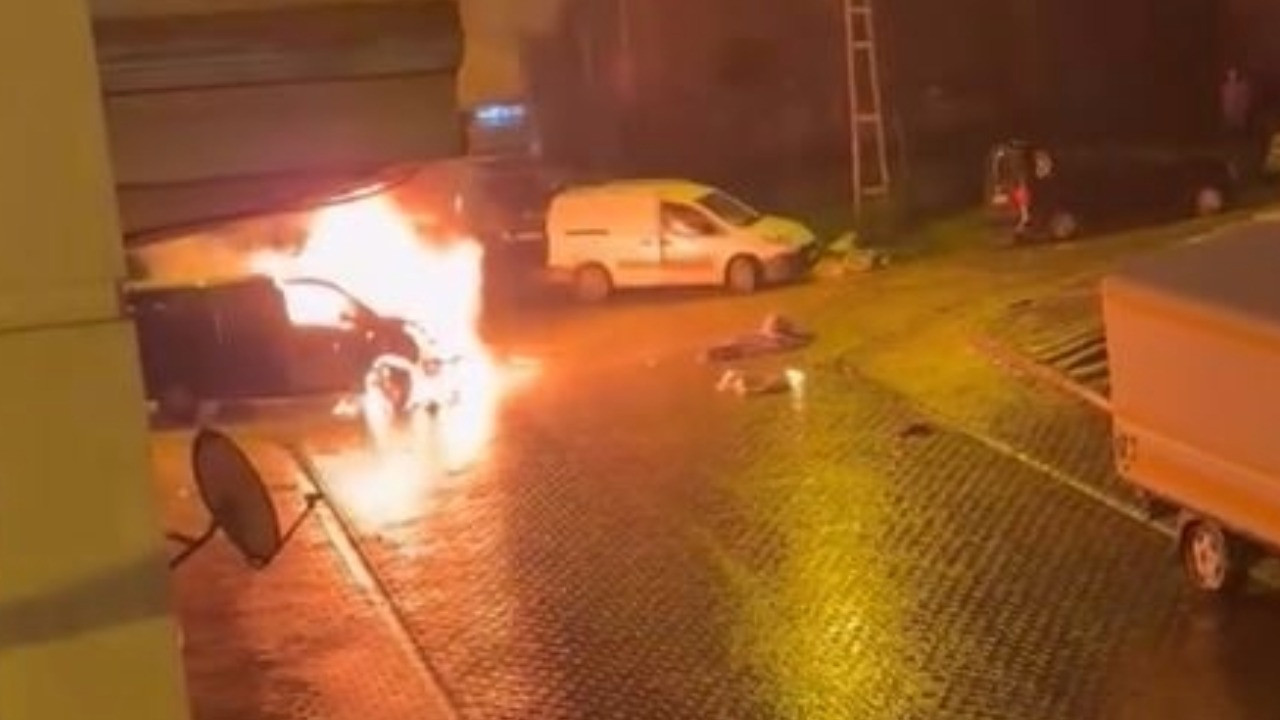 Park halindeki araç alev alev yandı