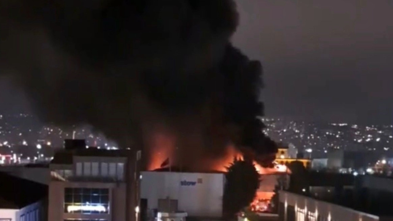 Raf imalatı yapılan fabrika alevlere teslim oldu