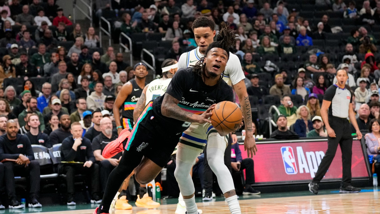 Spurs, Bucks karşısında farklı kazandı: Castle’dan triple-double
