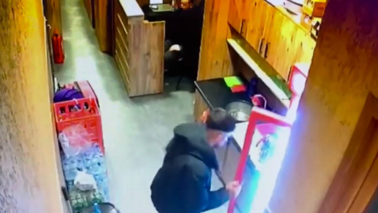 Uyuyakalan adamın telefonunu çaldı, oyun oynamaya devam etti