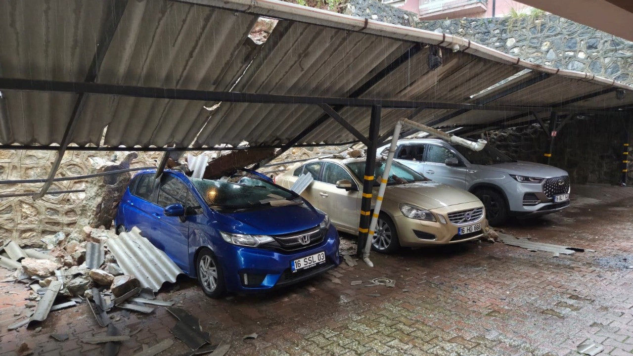 Bursa’yı sağanak ve fırtına vurdu: Heyelan oldu, kayıklar battı